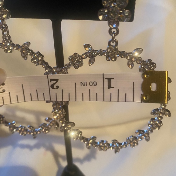 Silver flower hoop earrings - Picture 5 of 8